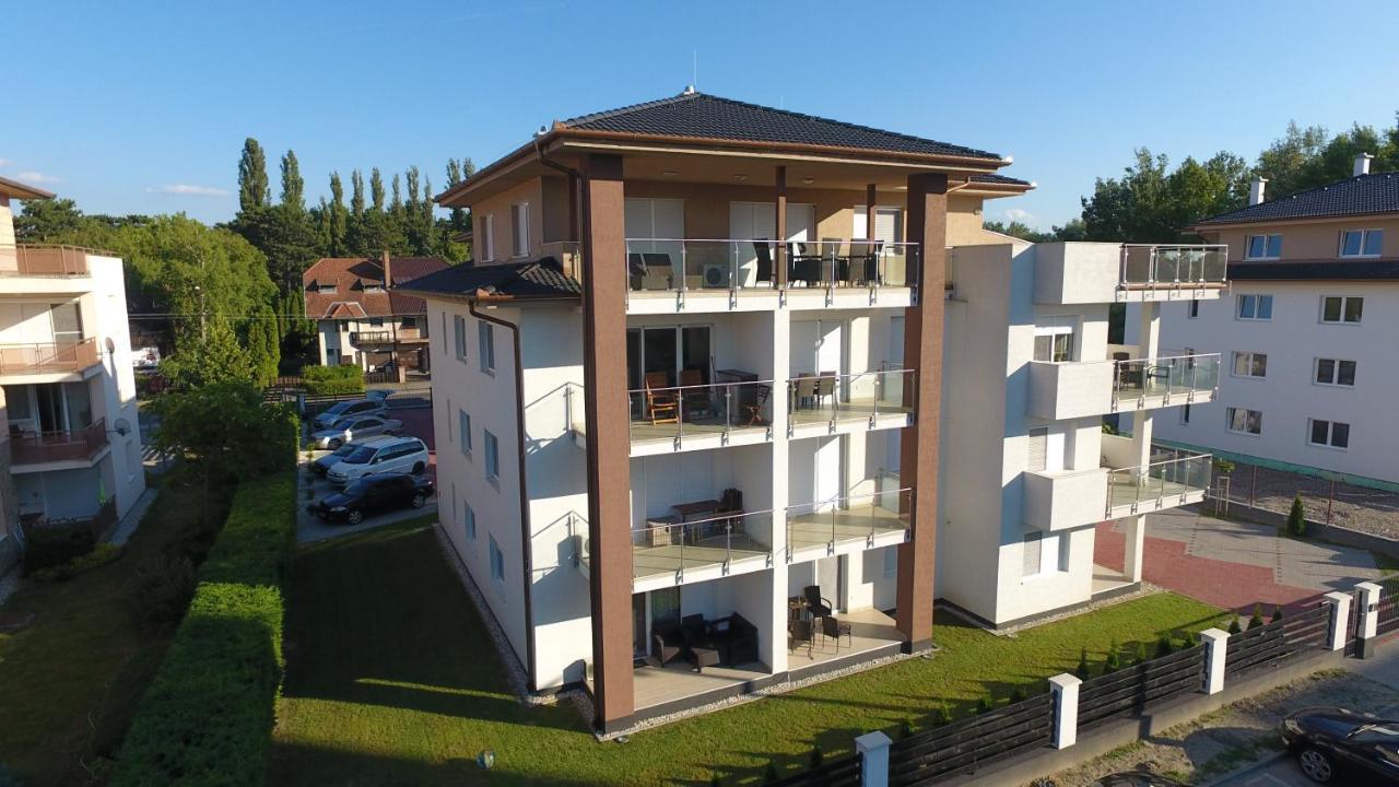 Laguna Beach Apartmanok Сиофок Екстериор снимка