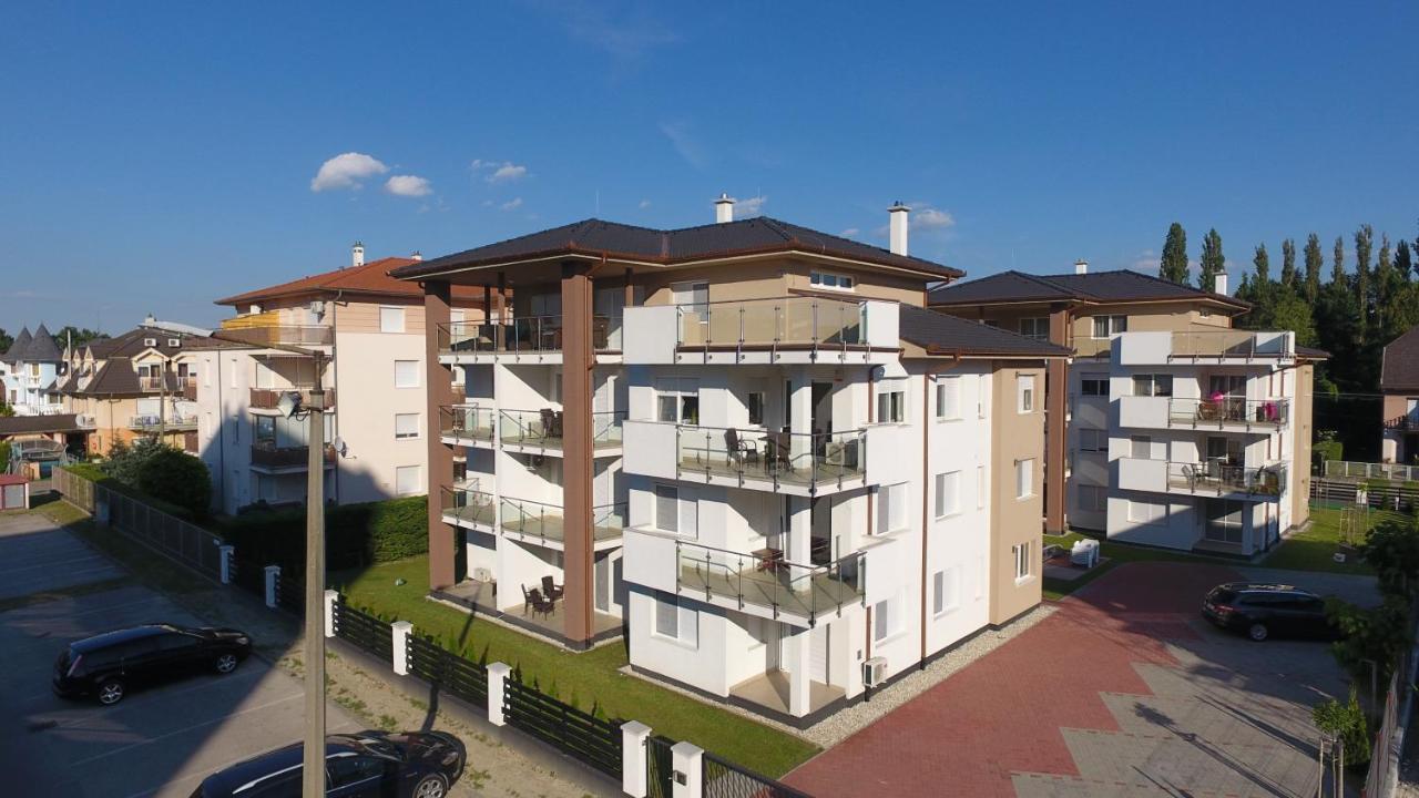 Laguna Beach Apartmanok Сиофок Екстериор снимка